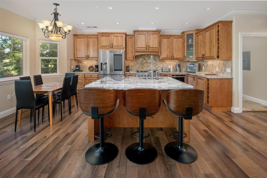 גרובלנד New Luxury Lake House In Pine Mountain Lake Close To Yosemite! Perfect For All Seasons! Great For Retreats, Getaways, Celebrations, And More! מראה חיצוני תמונה