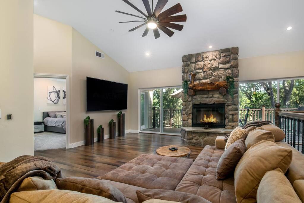 גרובלנד New Luxury Lake House In Pine Mountain Lake Close To Yosemite! Perfect For All Seasons! Great For Retreats, Getaways, Celebrations, And More! מראה חיצוני תמונה