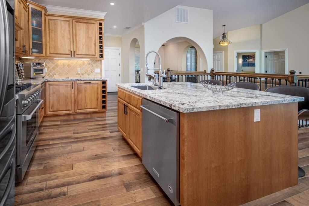 גרובלנד New Luxury Lake House In Pine Mountain Lake Close To Yosemite! Perfect For All Seasons! Great For Retreats, Getaways, Celebrations, And More! מראה חיצוני תמונה