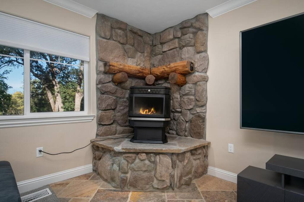 גרובלנד New Luxury Lake House In Pine Mountain Lake Close To Yosemite! Perfect For All Seasons! Great For Retreats, Getaways, Celebrations, And More! מראה חיצוני תמונה