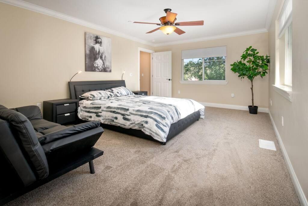 גרובלנד New Luxury Lake House In Pine Mountain Lake Close To Yosemite! Perfect For All Seasons! Great For Retreats, Getaways, Celebrations, And More! מראה חיצוני תמונה