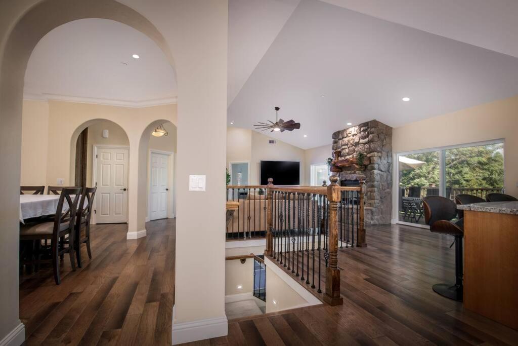 גרובלנד New Luxury Lake House In Pine Mountain Lake Close To Yosemite! Perfect For All Seasons! Great For Retreats, Getaways, Celebrations, And More! מראה חיצוני תמונה